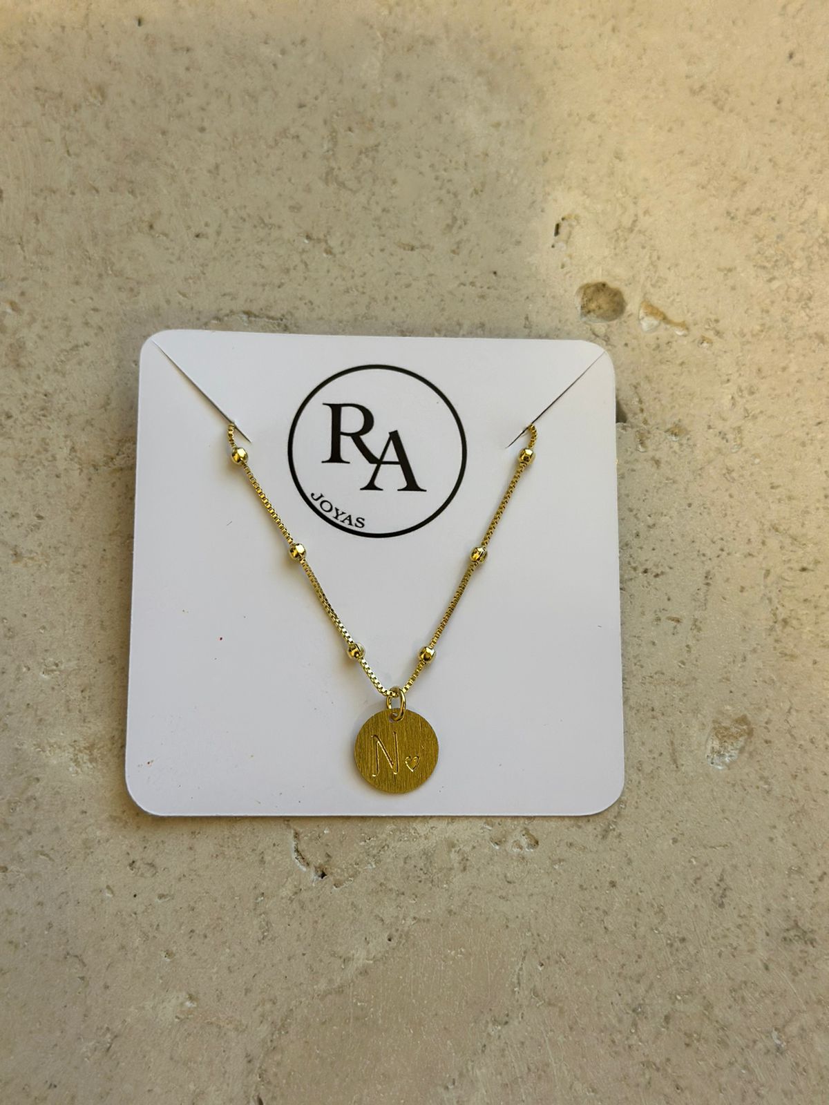 Collar iniciales Gold