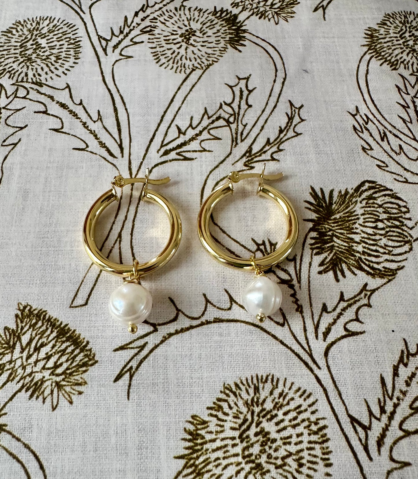 Argollas con perlas de rio