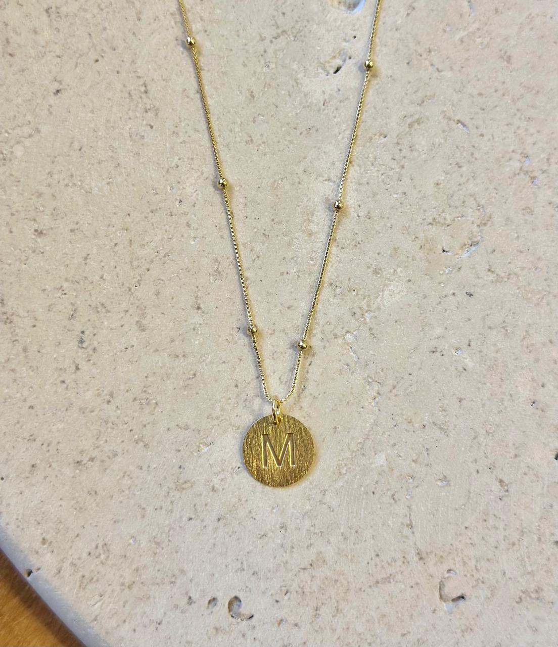 Collar iniciales Gold