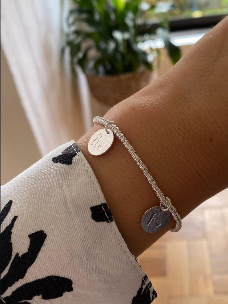 Pulsera inicial plateada