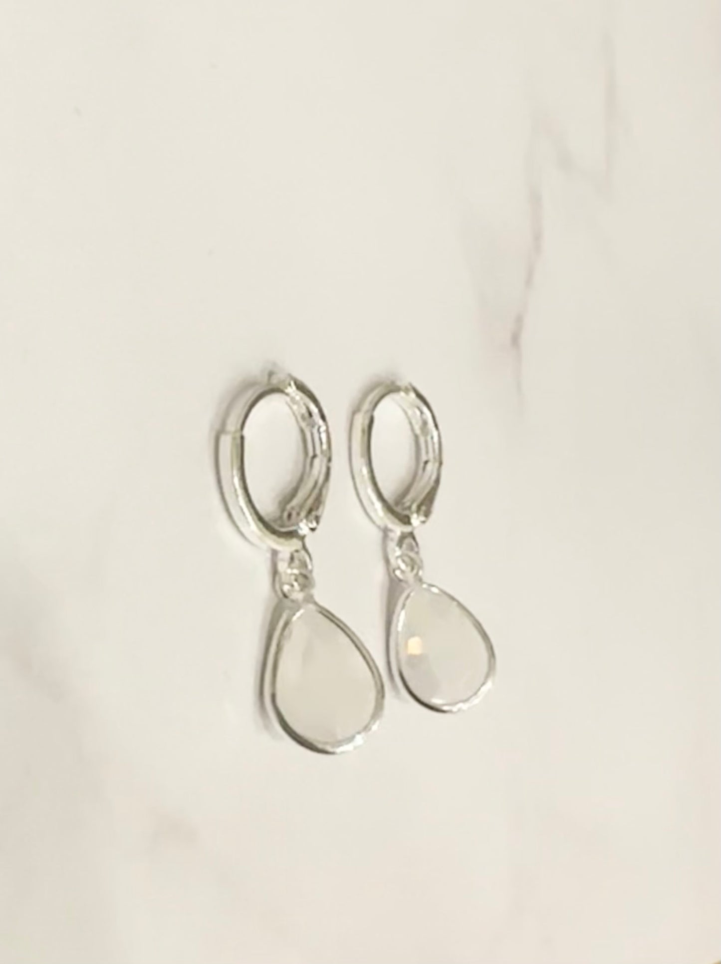 Argollas plateadas con cristales blancos y rosados