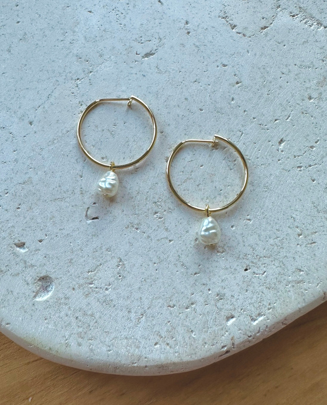 Argollas lisas & perla barroca