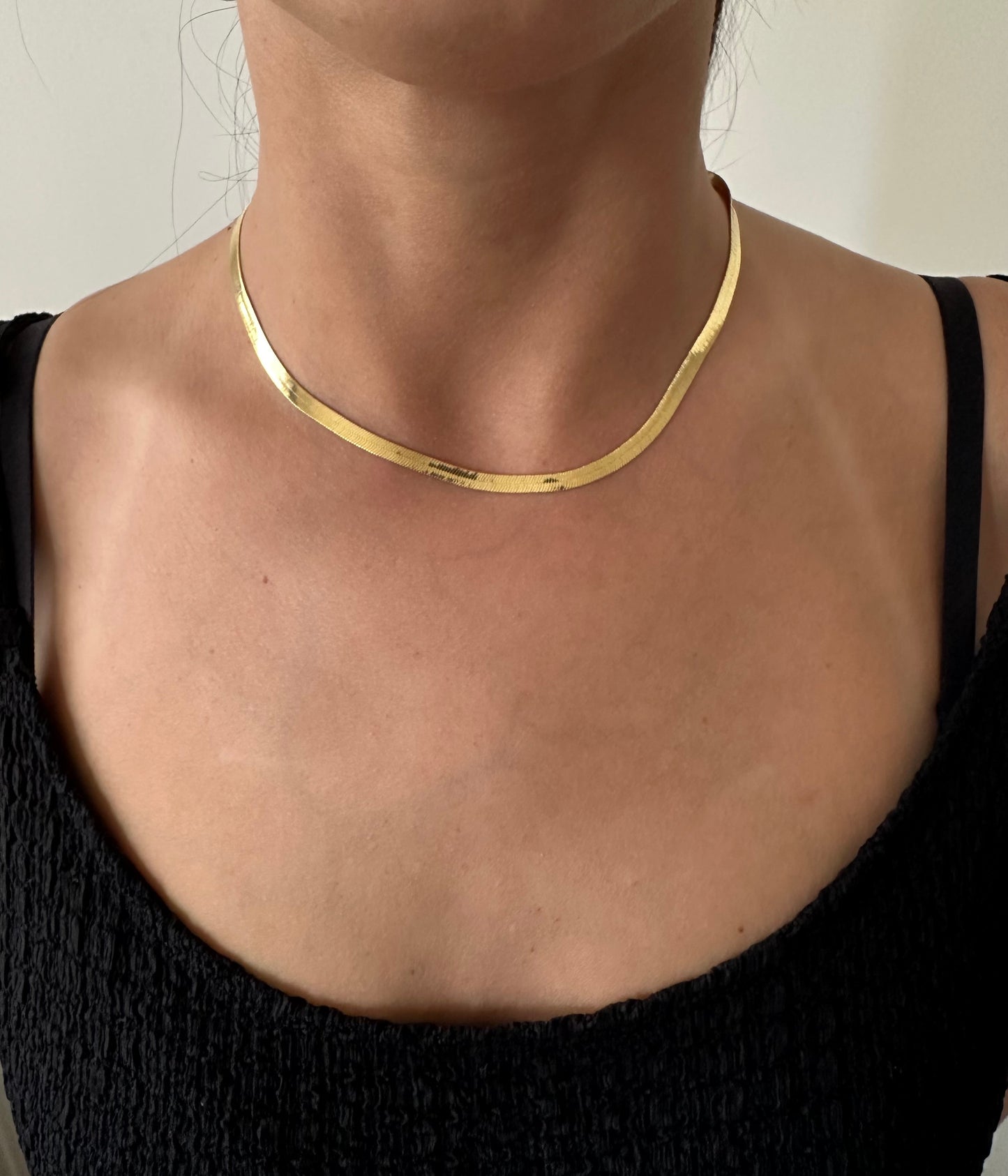 Cadena lisa tipo choker dorada 4 mm