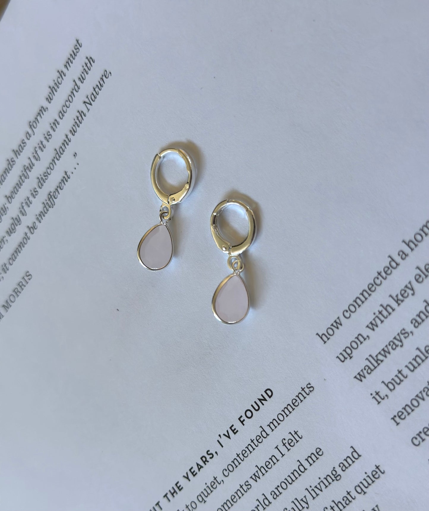 Argollas plateadas con cristales blancos y rosados