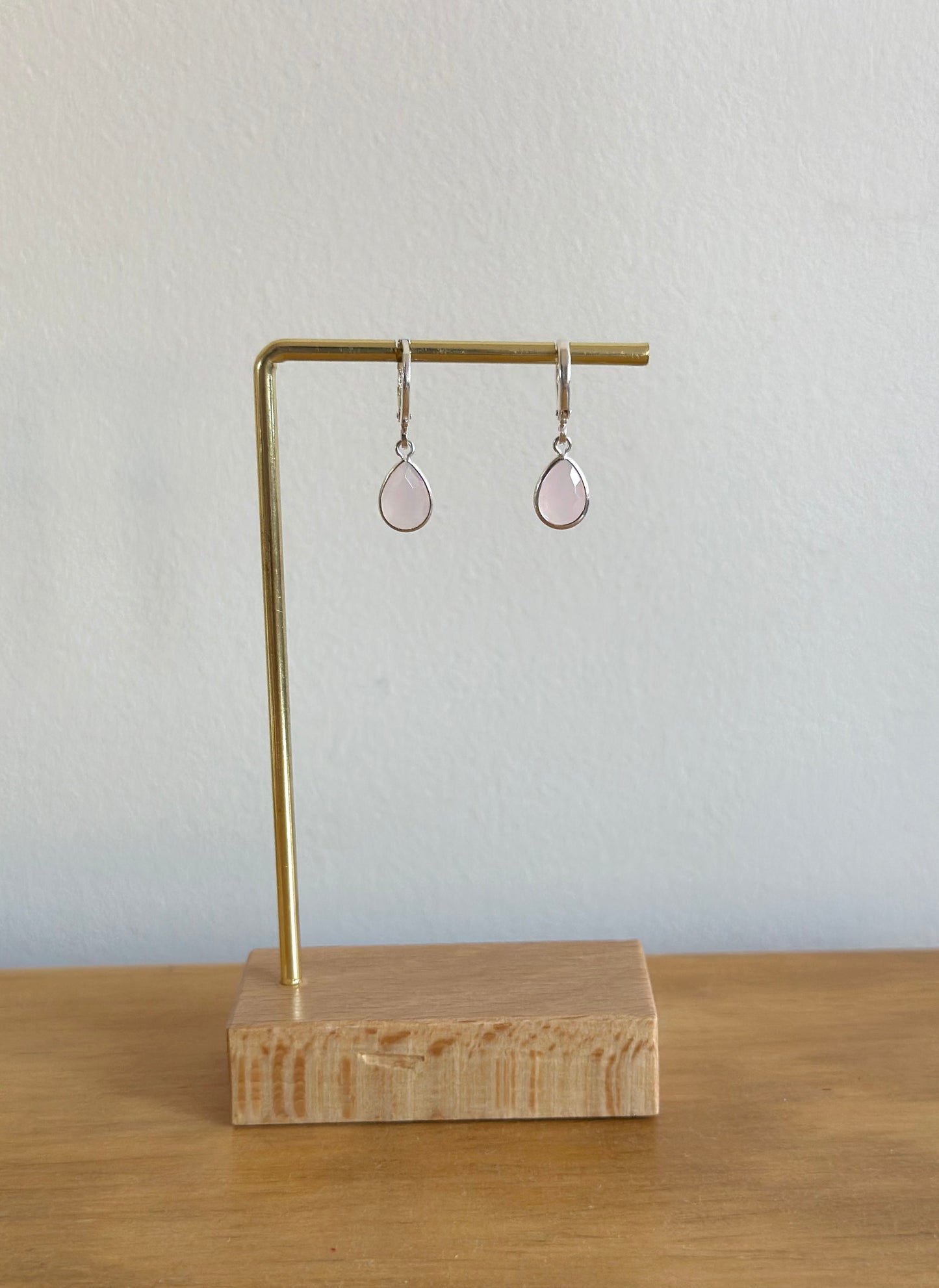 Argollas plateadas con cristales rosados