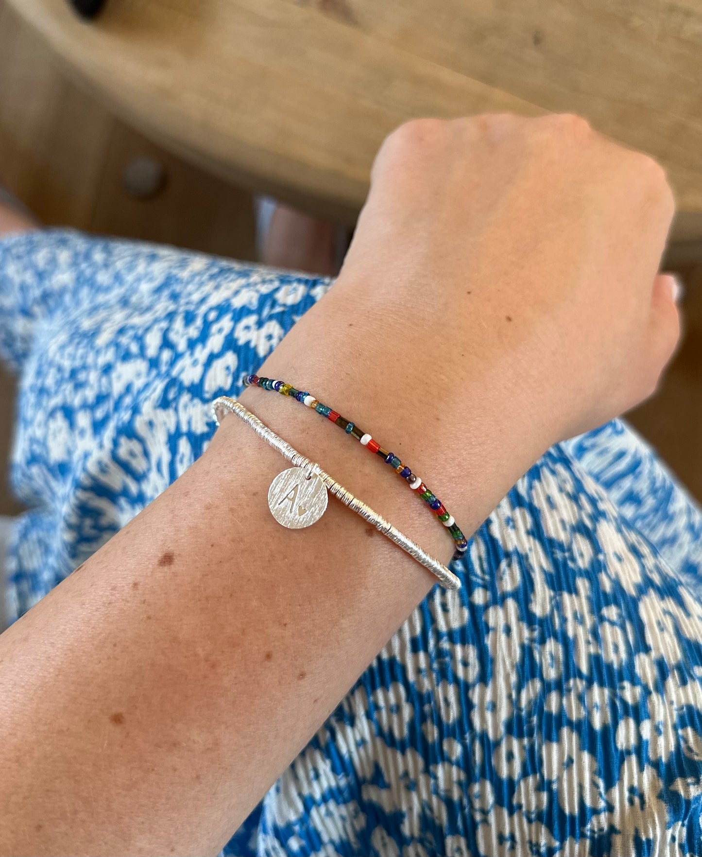 Pulsera inicial plateada