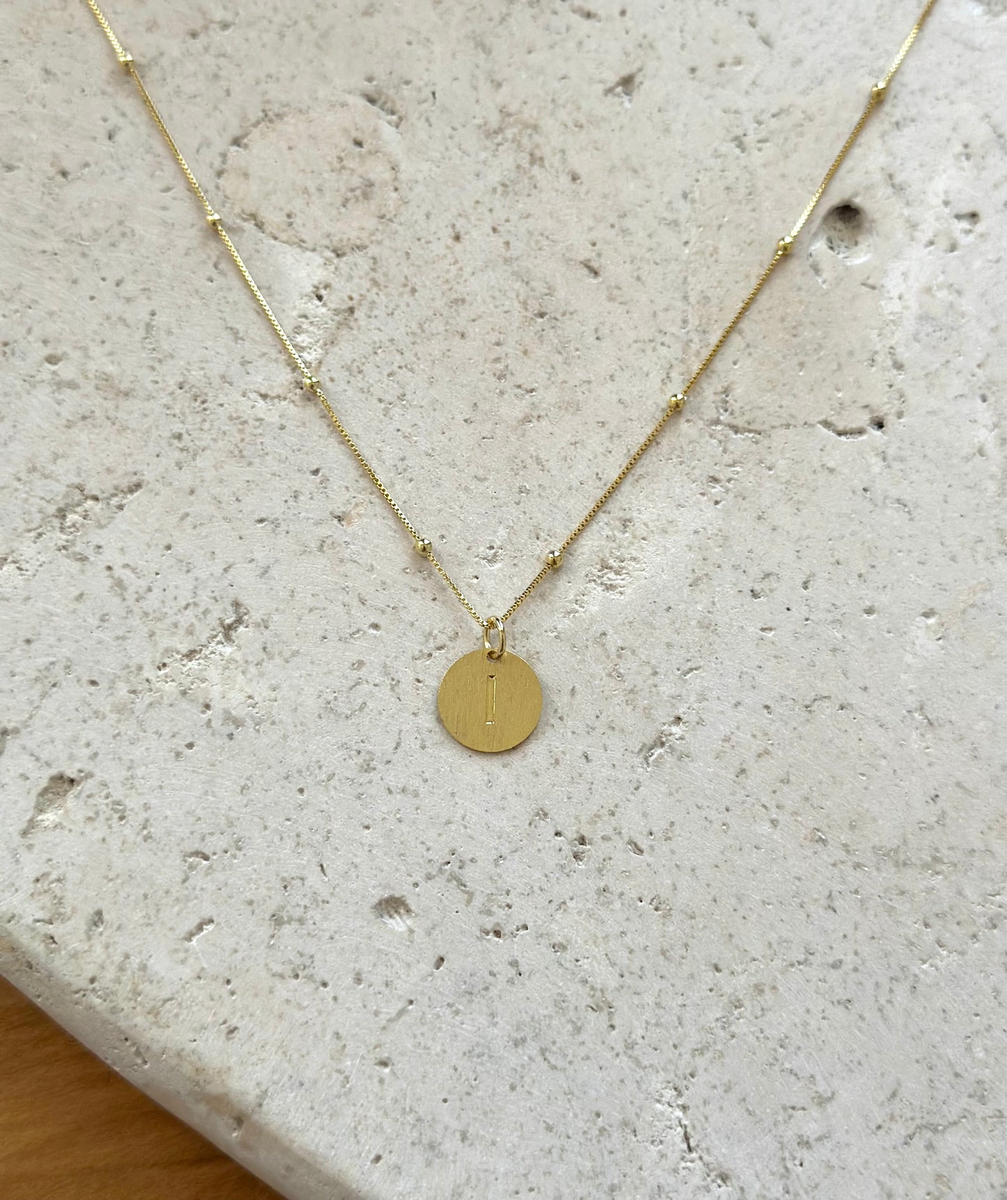 Collar iniciales Gold