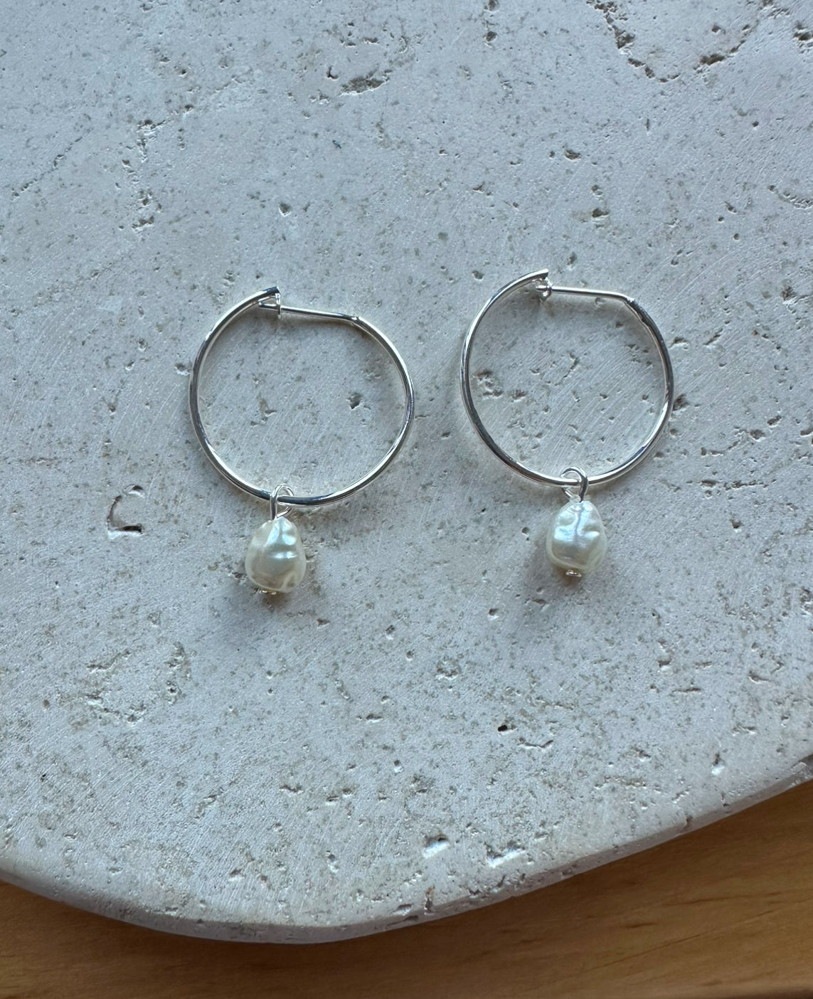 Argollas lisas & perla barroca