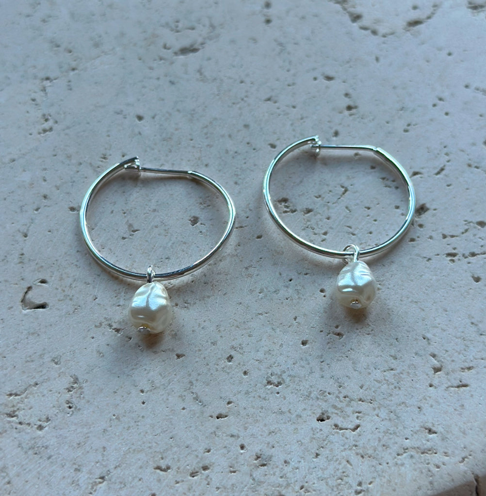 Argollas lisas & perla barroca
