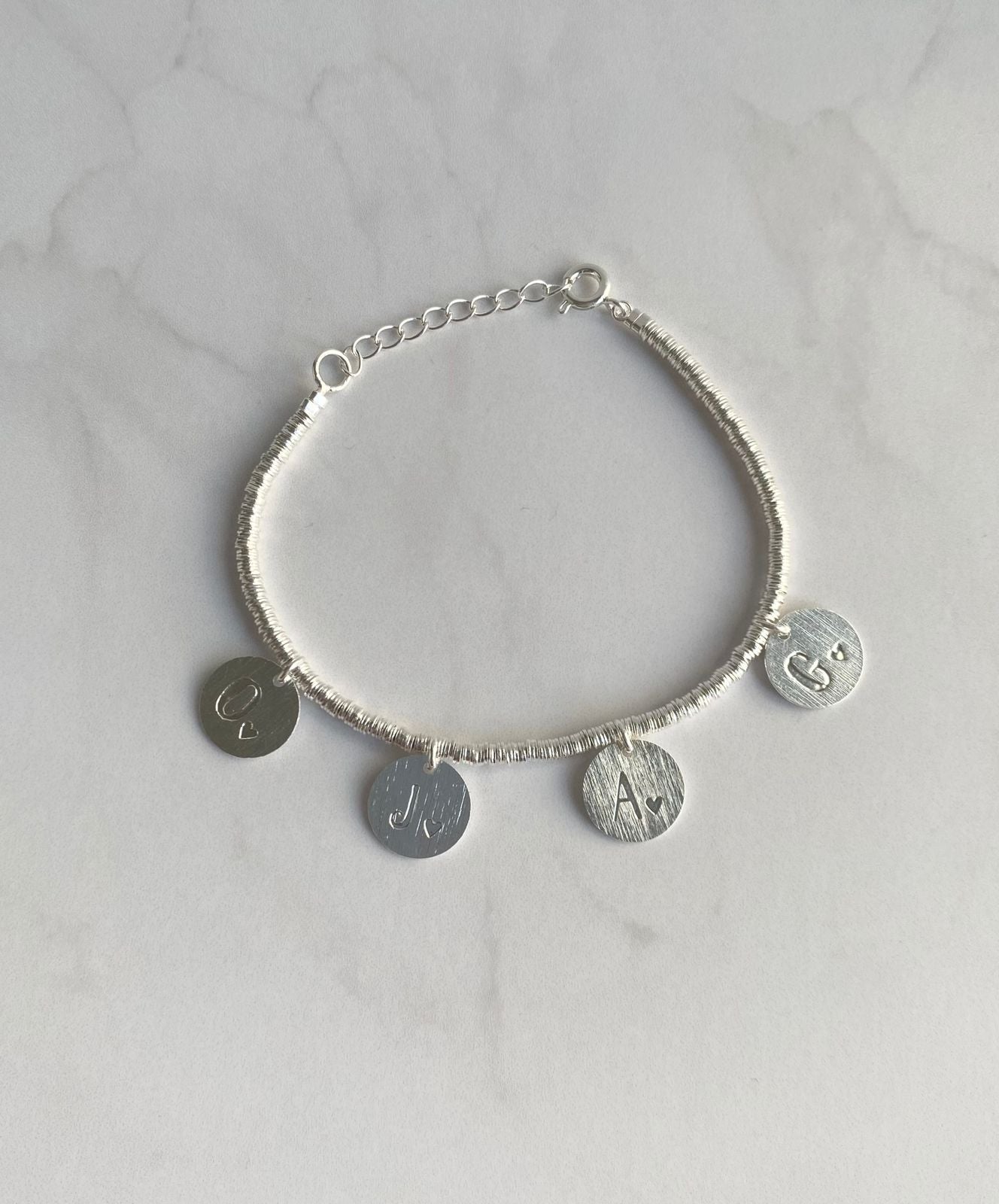 Pulsera inicial plateada