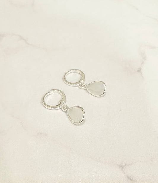 Argollas plateadas con cristales blancos y rosados