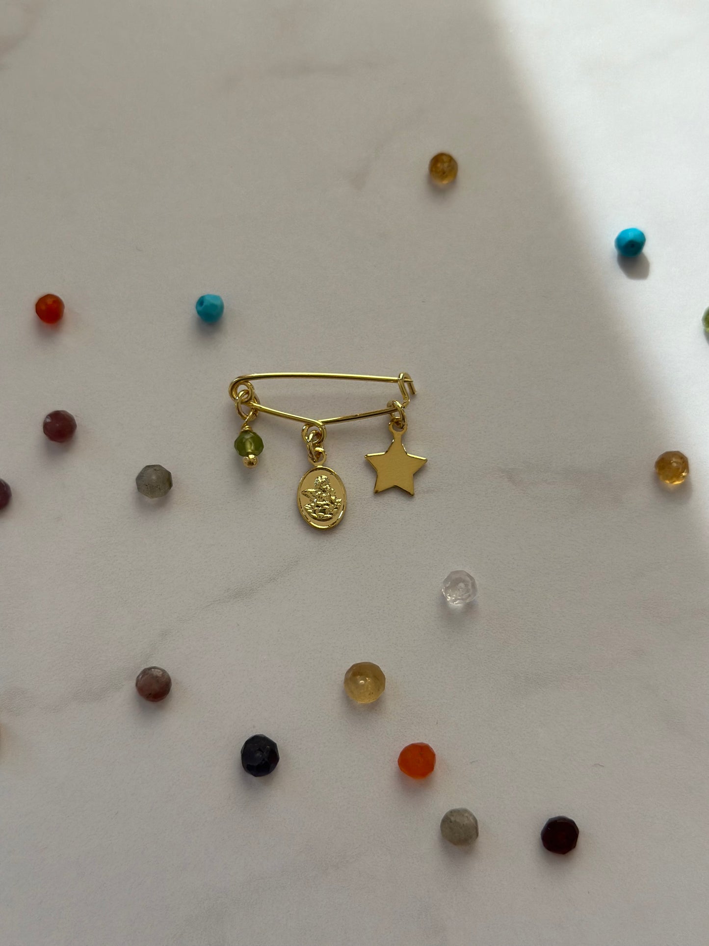 Prendedor protector bebé para ropa o cuna