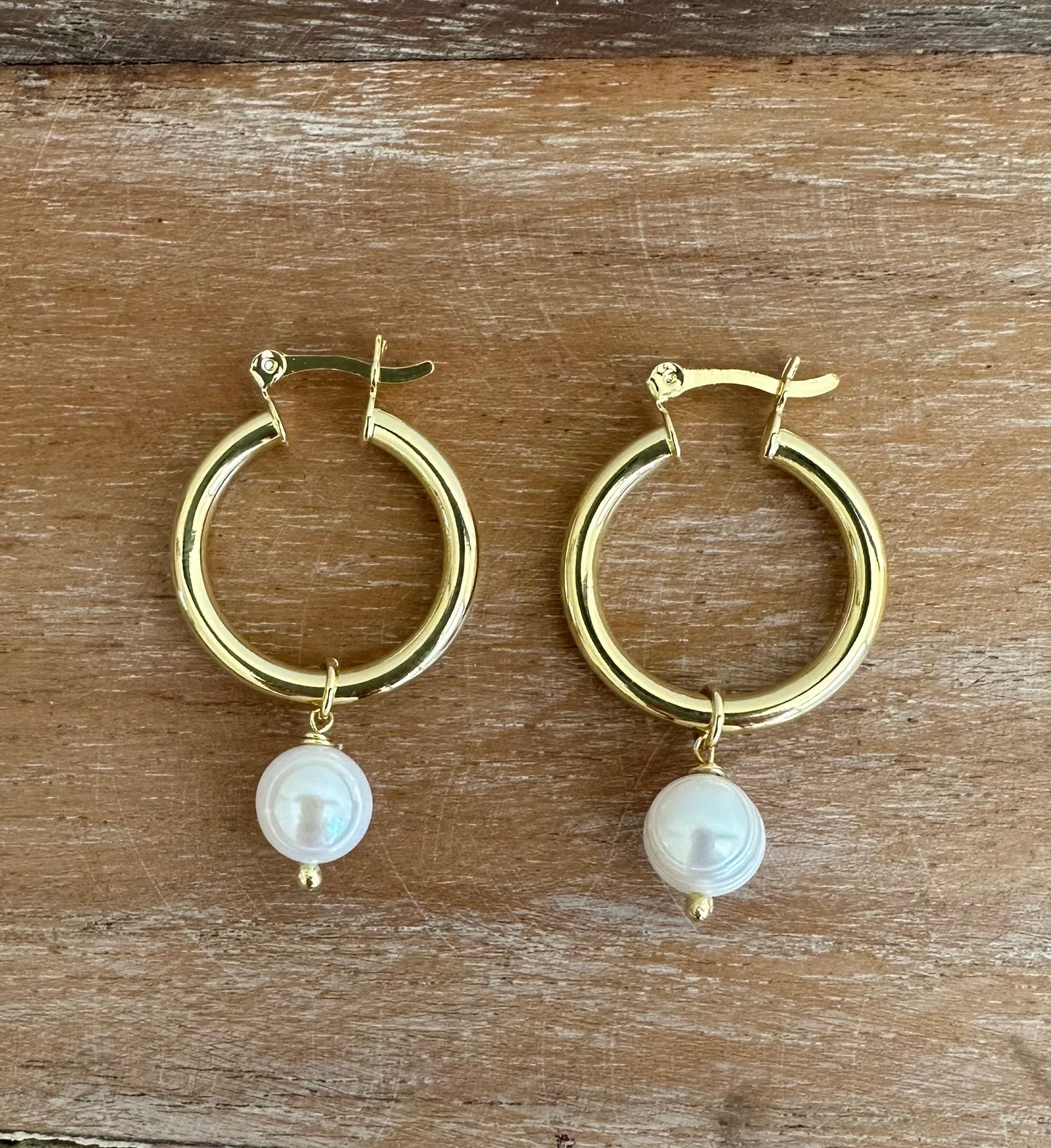 Argollas con perlas de rio