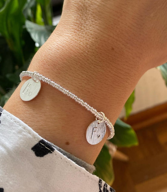 Pulsera inicial plateada