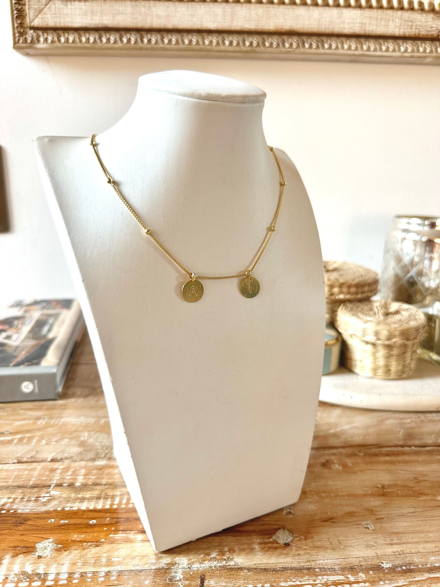 Collar iniciales Gold