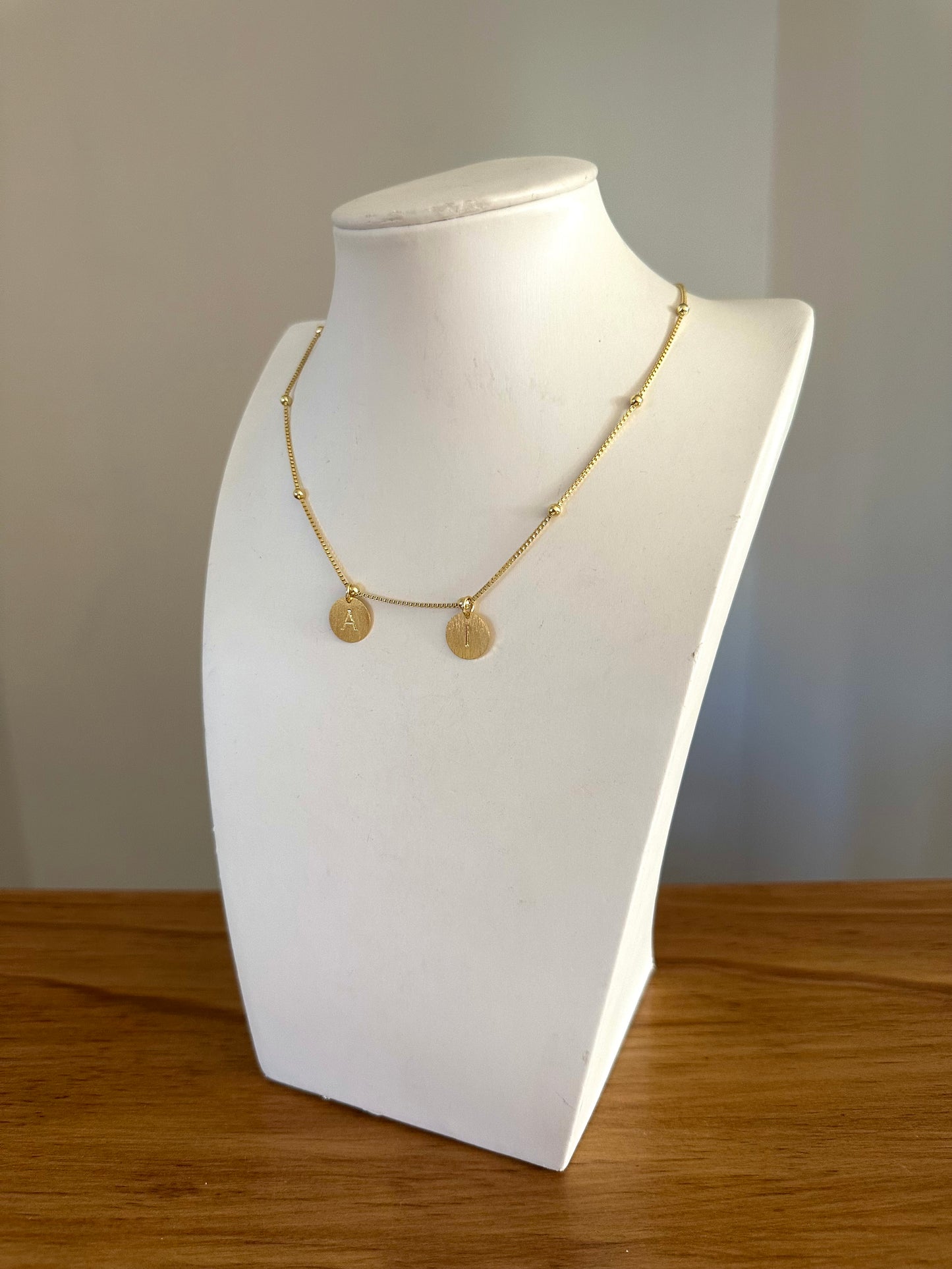 Collar iniciales Gold