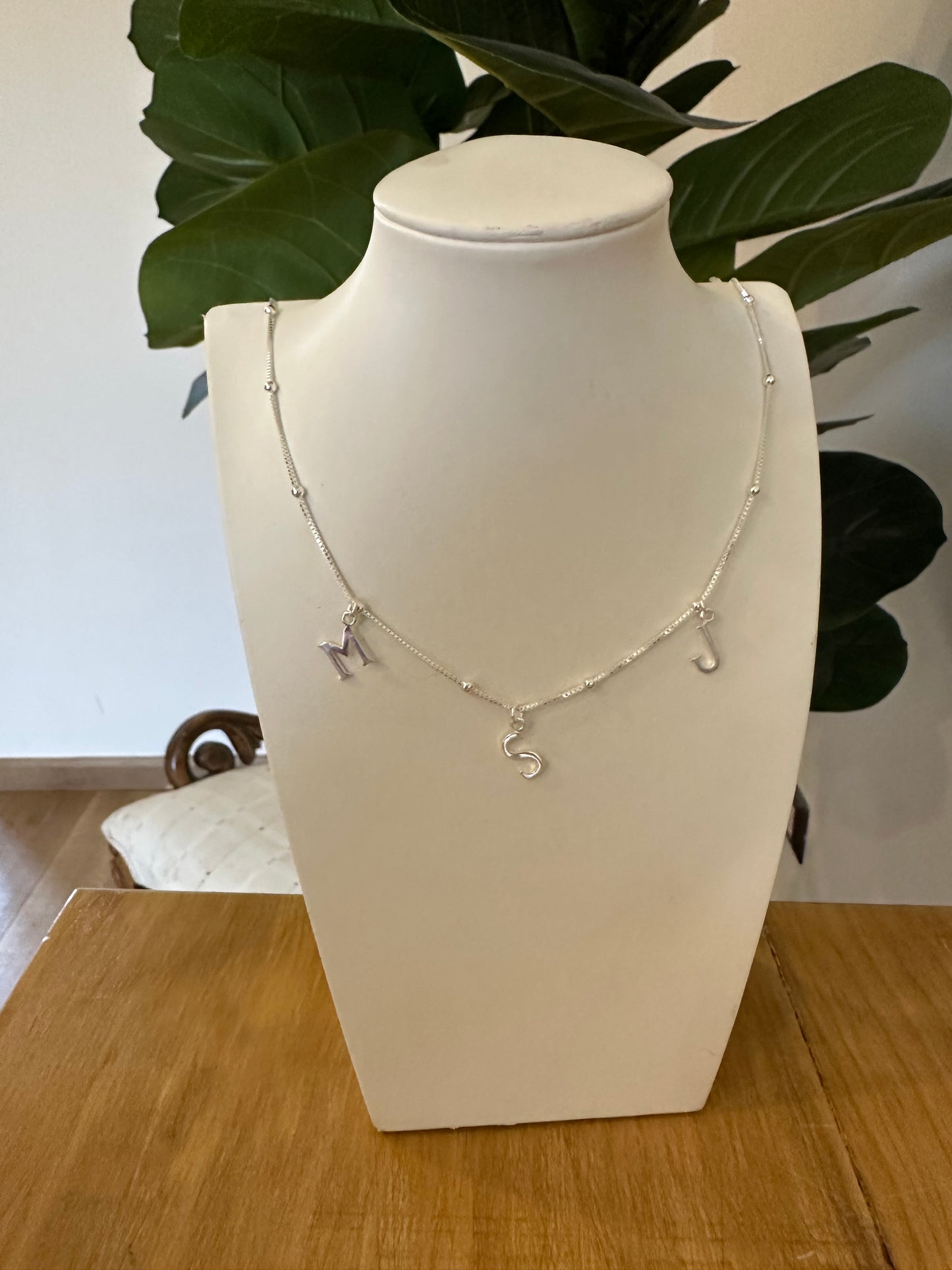 Collar inicial lisa