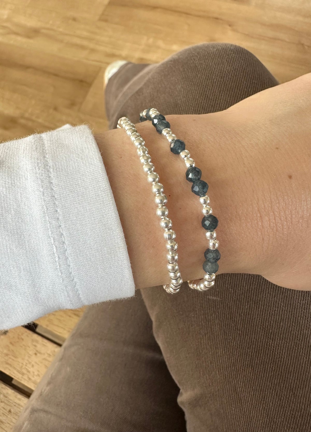 Pulsera mostacillas plateadas