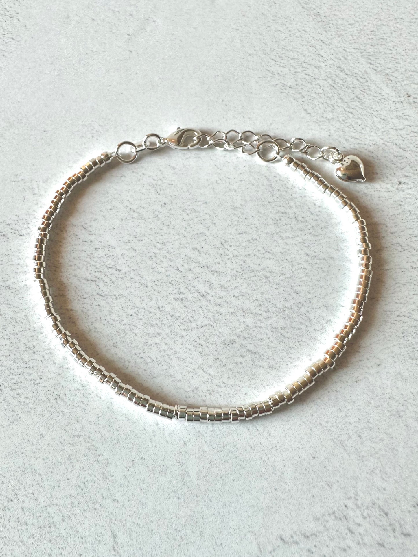 Pulsera mostacillas plateadas