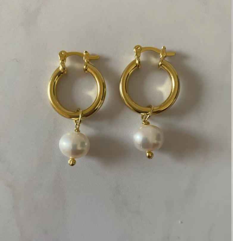 Argollas con perlas de rio